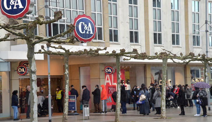 The shops are open again since Thursday 11 03 2021 The first time in the second lockdown in the Corona Pandemic Here the full Saarlouis city center The parking lots are full, the customers are in a shopping mood In the picture On the Kleiner Markt a queue forms in front of the shop C A bub