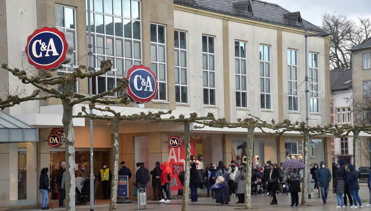 The shops are open again since Thursday 11 03 2021 The first time in the second lockdown in the Corona Pandemic Here the full Saarlouis city center The parking lots are full, the customers are in a shopping mood In the picture On the Kleiner Markt a queue forms in front of the shop C A bub