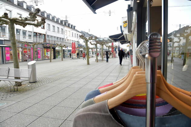 The shops are open again since Thursday 11 03 2021 The first time in the second lockdown in the Corona Pandemic Here the full Saarlouis city center The parking lots are full, the customers are in a shopping mood bub