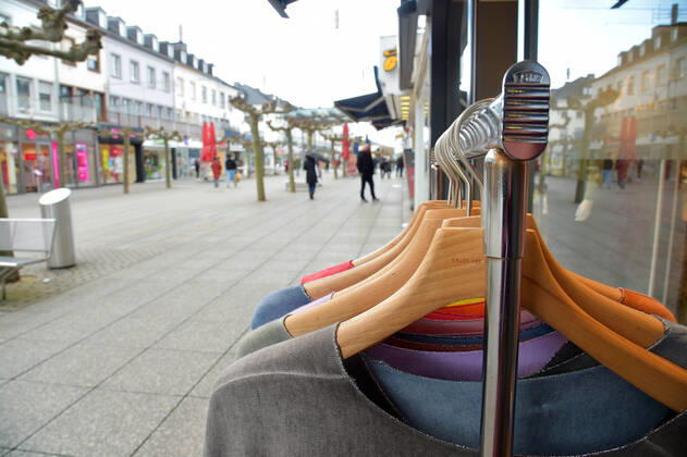 The shops are open again since Thursday 11 03 2021 The first time in the second lockdown in the Corona Pandemic Here the full Saarlouis city center The parking lots are full, the customers are in a shopping mood bub