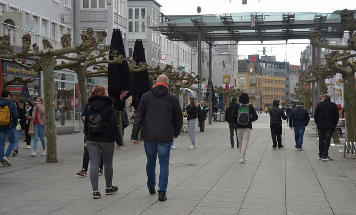 The shops are open again since Thursday 11 03 2021 The first time in the second lockdown in the Corona Pandemic Here the full Saarlouis city center The parking lots are full, the customers are in a shopping mood bub