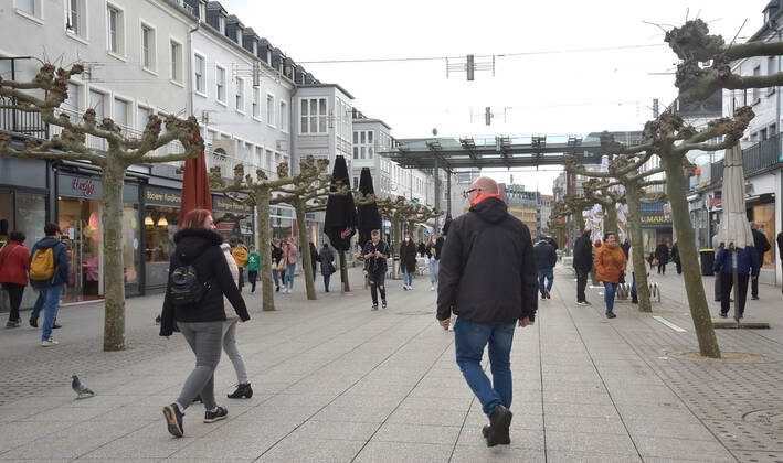 The shops are open again since Thursday 11 03 2021 The first time in the second lockdown in the Corona Pandemic Here the full Saarlouis city center The parking lots are full, the customers are in a shopping mood bub