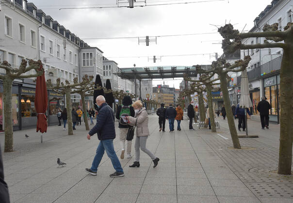 The shops are open again since Thursday 11 03 2021 The first time in the second lockdown in the Corona Pandemic Here the full Saarlouis city center The parking lots are full, the customers are in a shopping mood bub