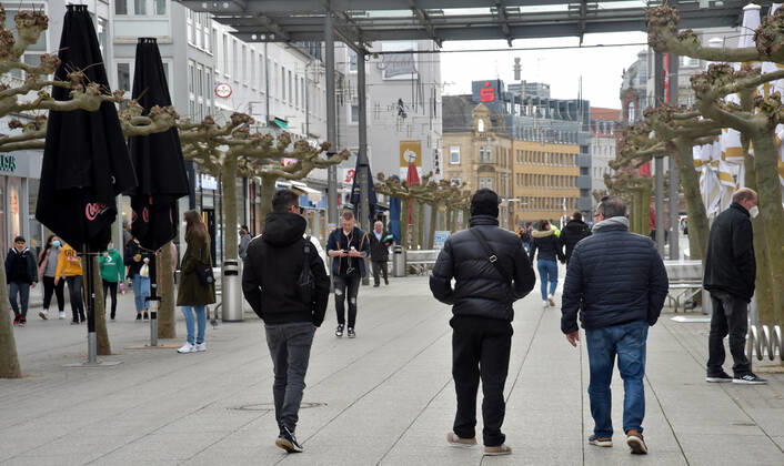 The shops are open again since Thursday 11 03 2021 The first time in the second lockdown in the Corona Pandemic Here the full Saarlouis city center The parking lots are full, the customers are in a shopping mood bub