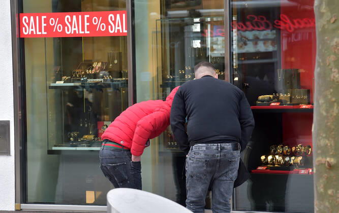 The shops are open again since Thursday 11 03 2021 The first time in the second lockdown in the Corona Pandemic Here the full Saarlouis city center The parking lots are full, the customers are in a shopping mood bub