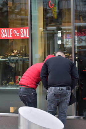 The shops are open again since Thursday 11 03 2021 The first time in the second lockdown in the Corona Pandemic Here the full Saarlouis city center The parking lots are full, the customers are in a shopping mood bub