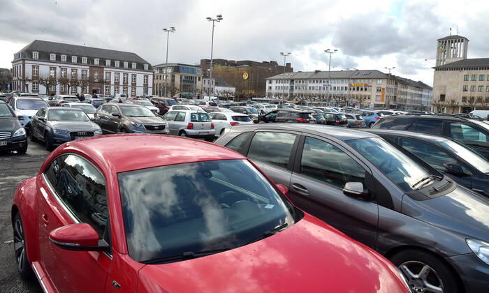 The shops are open again since Thursday 11 03 2021 The first time in the second lockdown in the Corona Pandemic Here the full Saarlouis city center The parking lots are full, the customers are in a shopping mood In the picture Only a few happy parking spaces on the Great Market bub