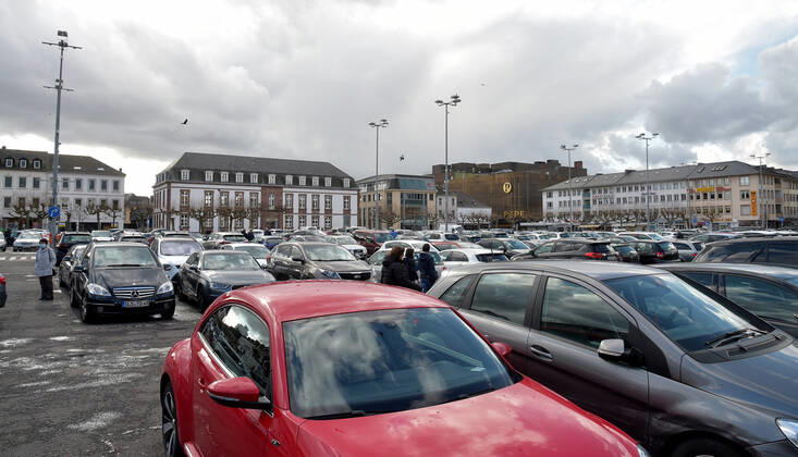The shops are open again since Thursday 11 03 2021 The first time in the second lockdown in the Corona Pandemic Here the full Saarlouis city center The parking lots are full, the customers are in a shopping mood In the picture Only a few happy parking spaces on the Great Market bub