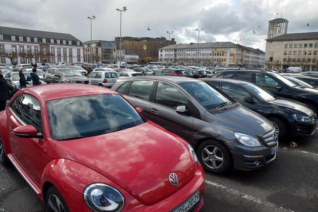 The shops are open again since Thursday 11 03 2021 The first time in the second lockdown in the Corona Pandemic Here the full Saarlouis city center The parking lots are full, the customers are in a shopping mood In the picture Only a few happy parking spaces on the Great Market bub