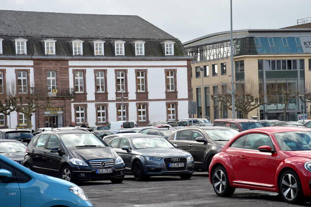 The shops are open again since Thursday 11 03 2021 The first time in the second lockdown in the Corona Pandemic Here the full Saarlouis city center The parking lots are full, the customers are in a shopping mood In the picture Only a few happy parking spaces on the Great Market bub