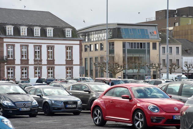 The shops are open again since Thursday 11 03 2021 The first time in the second lockdown in the Corona Pandemic Here the full Saarlouis city center The parking lots are full, the customers are in a shopping mood In the picture Only a few happy parking spaces on the Great Market bub