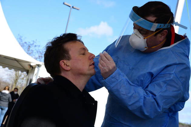 A Corona rapid test centre for the state will open on Thursday 11 3 2021 on the site of the Saar mine in Ensdorf The tests will be carried out free of charge and paid for by the state government The only requirement is to register in advance Here Prime Minister Tobias Hans is being tested bub