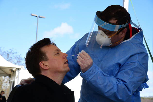 A Corona rapid test centre for the state will open on Thursday 11 3 2021 on the site of the Saar mine in Ensdorf The tests will be carried out free of charge and paid for by the state government The only requirement is to register in advance Here Prime Minister Tobias Hans is being tested bub