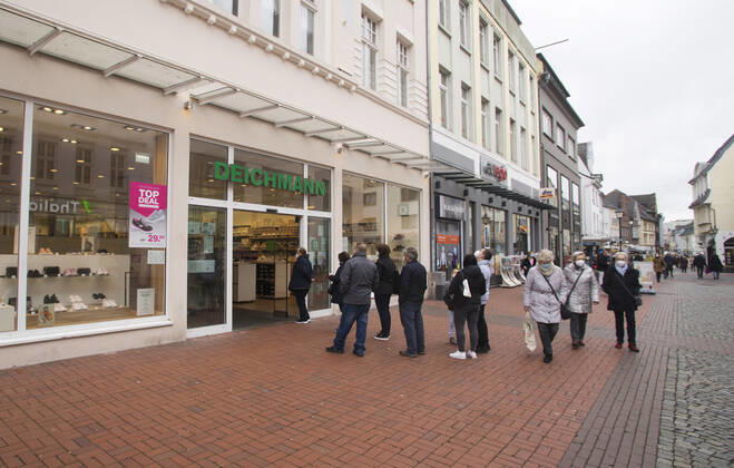 The Moers city centre in Corona times View into the Moers pedestrian precinct in Corona times Buyers form queues in front of the shoe shop Deichmann Moers Germany North Rhine Westphalia