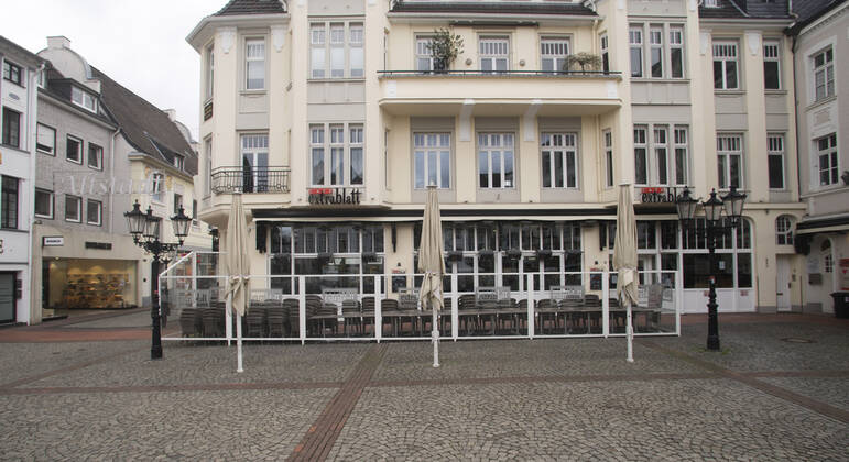 The Moers city center in Corona times View of the Moers pedestrian zone in Corona times The Cafe Extrablatt at the Altmarkt remains closed Moers Germany North Rhine Westphalia