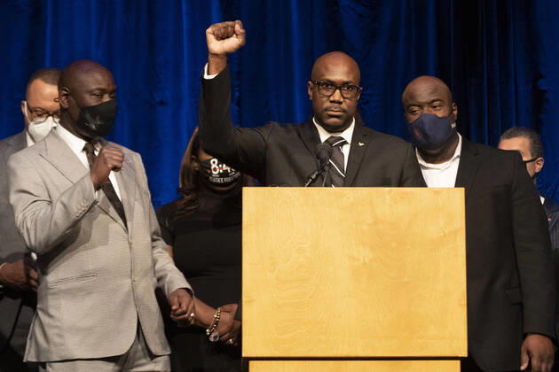 Bilder des Jahres 2021, News 03 März News Themen der Woche KW10 News Bilder des Tages March 12, 2021, Minneapolis, Minnesota, USA: Fist raised PHILONESE FLOYD, younger brother of George, after the Minneapolis City Council approved a $27 million dollar civil lawsuit settlement with the Floyd family in a wrongful death lawsuit, filed last July. The city s settlement comes five days into the criminal trial of the officer accused of killing Floyd. Floyd s family alleged that four police officers involved in Floyd s death violated his constitutional rights by using unjustified, excessive, and illegal, and deadly use of force. On May 25th 2020, Memorial Day, when arresting cop Chauvin, knelt on George™s neck till he stopped breathing. Minneapolis USA - ZUMAj150 20210312_znp_j150_017 Copyright: xChrisxJuhnx