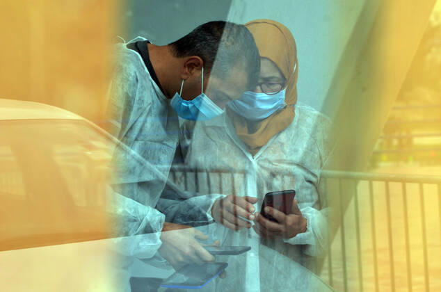 The vaccination campaign in Tunisia officially started this Saturday, March 13. According to the Ministry of Health in a statement published on its official page. The same department said that this campaign aims to vaccinate 50% of the population, prioritizing health staff and people registered on the EVAX digital platform first. According to the same source, 25 regional centers devoted to vaccination have been set up by the ministry in question.At the vaccination center of the El Menzah dome in Tunis, the first person to receive the vaccine is a nurse from the service. intensive care unit at Abderrahmane Mami hospital.photo: Yassine Mahjoub. Covid-19: Start of the vaccination campaign in Tunis. 