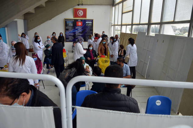 The vaccination campaign in Tunisia officially started this Saturday, March 13. According to the Ministry of Health in a statement published on its official page. The same department said that this campaign aims to vaccinate 50% of the population, prioritizing health staff and people registered on the EVAX digital platform first. According to the same source, 25 regional centers devoted to vaccination have been set up by the ministry in question.At the vaccination center of the El Menzah dome in Tunis, the first person to receive the vaccine is a nurse from the service. intensive care unit at Abderrahmane Mami hospital.photo: Yassine Mahjoub. Covid-19: Start of the vaccination campaign in Tunis. 
