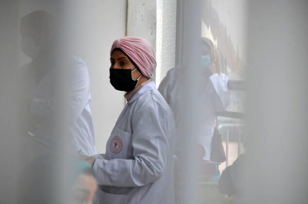 The vaccination campaign in Tunisia officially started this Saturday, March 13. According to the Ministry of Health in a statement published on its official page. The same department said that this campaign aims to vaccinate 50% of the population, prioritizing health staff and people registered on the EVAX digital platform first. According to the same source, 25 regional centers devoted to vaccination have been set up by the ministry in question.At the vaccination center of the El Menzah dome in Tunis, the first person to receive the vaccine is a nurse from the service. intensive care unit at Abderrahmane Mami hospital.photo: Yassine Mahjoub. Covid-19: Start of the vaccination campaign in Tunis. 