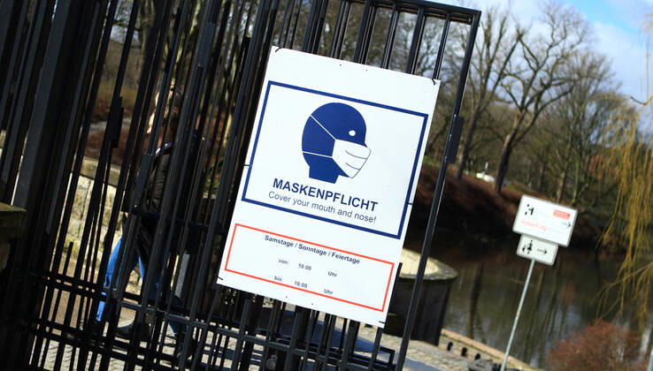 At the entrance of a green area in Hamburgs city centre there are signs indicating that masks are compulsory in this park on weekends and public holidays from 10 a.m. to 6 p.m. City centre Hamburg