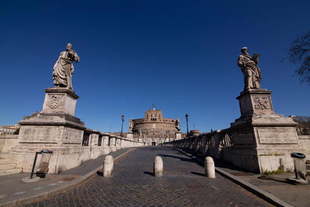 News Bilder des Tages Italy: First day of Red Zone in Rome View of Castel Sant Angelo on first day with the restrictions of red zone for the fight against the Covid-19 pandemic Rome Italy Copyright: MatteoxNardone