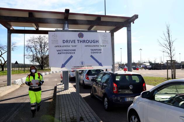 foto ipp clemente marmorino milano 15 03 2021 emergency coronavirus covid 19 inauguration of the first drive through for swabs converted into a vaccine facility in the photo access to the drive through for swabs and the drive through vaccine drive through vaccine campaign drive throu 0