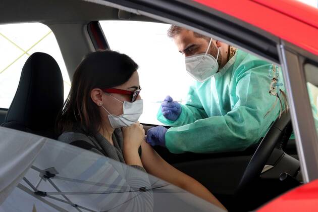 foto ipp clemente marmorino milano 15 03 2021 emergency coronavirus covid 19 inauguration of the first drive through for tampons converted into a vaccine center in the photo a woman receives a dose of vaccine sitting in the car drive throu vaccination campaign 0
