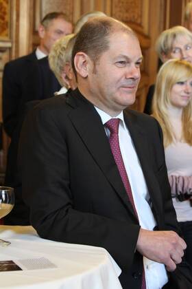 Olaf Scholz, Wolf Biermann, Mayor Scholz congratulates Wolf Biermann on his 75th birthday, Phoenix Hall of the Hamburg City Hall, 23 11 2011 Copyright: xeventpress mpx