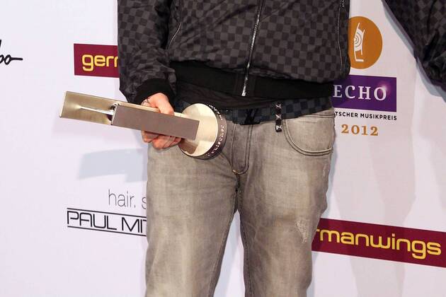 Award winner Sido with Echo award in a unique pose at the Echo 2012 the German Music Award Award winner before the ceremony at the Messe Berlin Copyright: xEventpressxHerrmannx