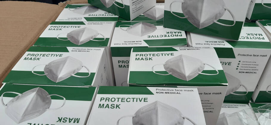 Coronavirus in Tschechien, Zoll in Prag endeckt unzertifizierten Atemschutzmasken aus China Prague customs officers have seized 680,000 respirators from China with no marking or certificate attesting to their efficiency in Prague, Czech Republic, March 16, 2021. The importer will have to either transport the protective means outside the EU or dispose of them. (CTKxPhoto AnnaxCharvatova) CTKPhotoP202103160447501  ana