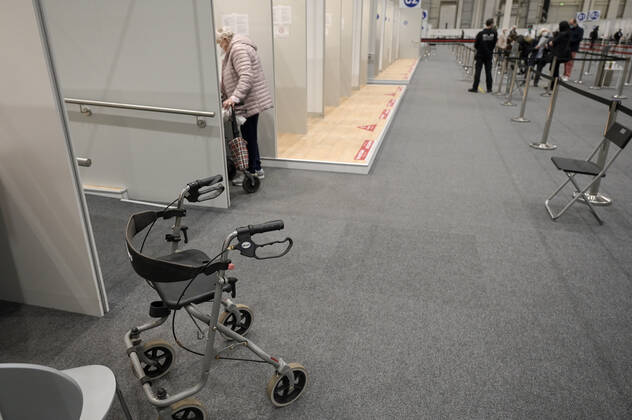 DEUTSCHLAND, Hamburg, Corona Pandemie, Impfzentrum der KVH und Sozialbehörde Hamburg in den Messehallen, groesstes Impfzentrum Deutschlands fuer bis zu 7000 Menschen taeglich, Impfung von alten Menschen und jungen Menschen in systemrelevanten Berufen Hamburg Germany
