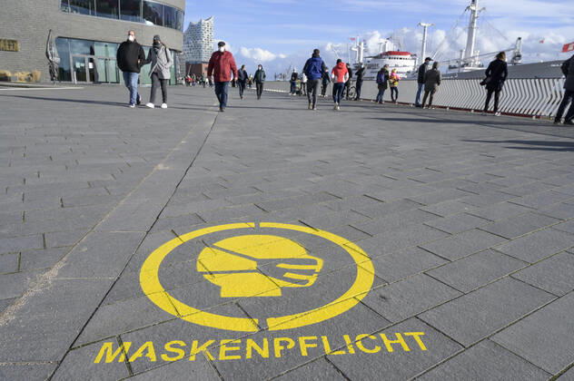 DEUTSCHLAND, Hamburg , landungsbrücken Elbe, Corona Pandemie, Hinweisschild fuer Maskenpflicht Hamburg Deutschland