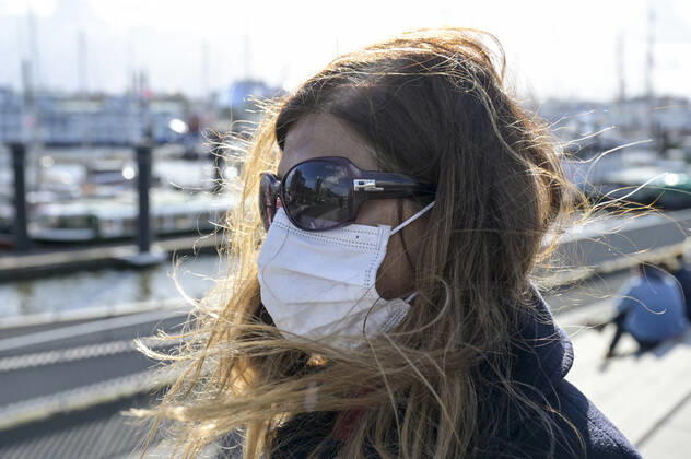 DEUTSCHLAND, Hamburg , Elbe Landungsbrücken, Corona Pandemie, Maskenpflicht für Spaziergänger, MR liegt vor Hamburg Deutschland