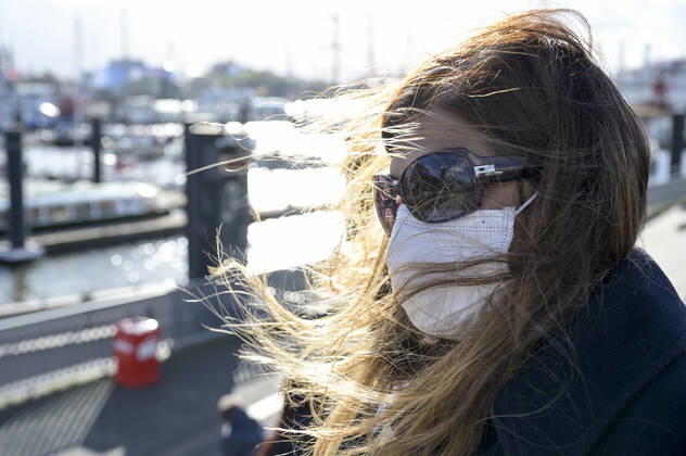 DEUTSCHLAND, Hamburg , Elbe Landungsbrücken, Corona Pandemie, Maskenpflicht für Spaziergänger, MR liegt vor Hamburg Deutschland