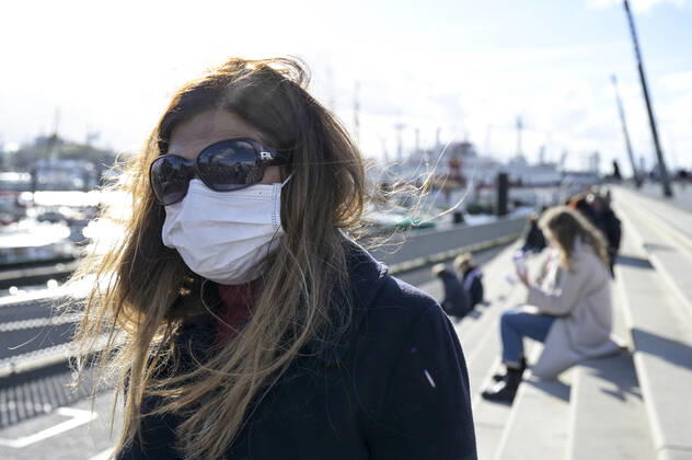 DEUTSCHLAND, Hamburg , Elbe Landungsbrücken, Corona Pandemie, Maskenpflicht für Spaziergänger, MR liegt vor Hamburg Deutschland