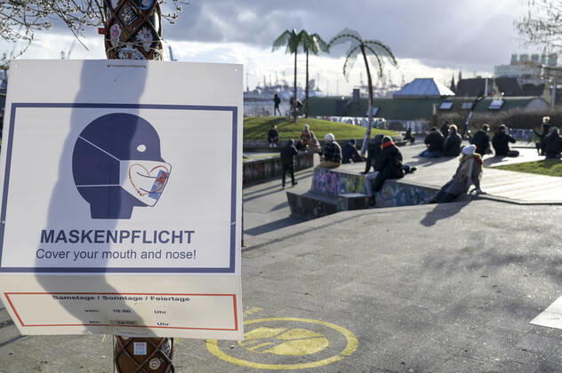 DEUTSCHLAND, Hamburg , St. Pauli, Park Fiction, Corona Pandemie, Hinweisschild fuer Maskenpflicht Hamburg Deutschland