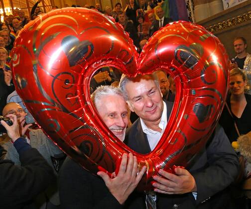 The first and last kiss in public as Governing Mayor of Berlin Klaus Wowereit with friend Joern Kubicki Thank you Wowi Berlin remains colorful The Lesbian and Gay Association Berlin Brandenburg says goodbye to Klaus Wowereit from his office as Governing Mayor of Berlin in the Rotes Rathaus (Red City Hall) Copyright: xEventpressxHerrmannx
