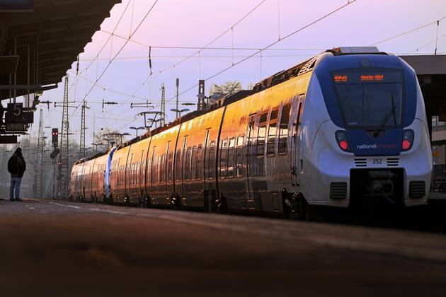 Local train at Oberbarmen station in the evening light, Wuppertal, Bergisches Land, North Rhine-Westphalia, Germany, Europe Copyright: imageBROKER/StefanxZiese iblszi06707528.jpg
