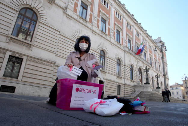 Coronavirus in Italien, Giusto Mezzo Bewegung protestiert gegen Corona-Maßnahmen in Rom Rome, The Giusto Mezzo movement symbolically delivers, to the Prime Minister Mario Draghi, a box with the professional tools of the activities that are denied the right to devote themselves to work. Pictured:  Copyright: xPieroxTenaglix xIPAx xPieroxTenaglix