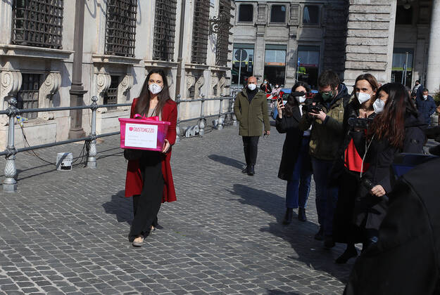 Coronavirus in Italien, Giusto Mezzo Bewegung protestiert gegen Corona-Maßnahmen in Rom Rome, The Giusto Mezzo movement symbolically delivers, to the Prime Minister Mario Draghi, a box with the professional tools of the activities that are denied the right to devote themselves to work. Pictured:  Copyright: xPieroxTenaglix xIPAx xPieroxTenaglix