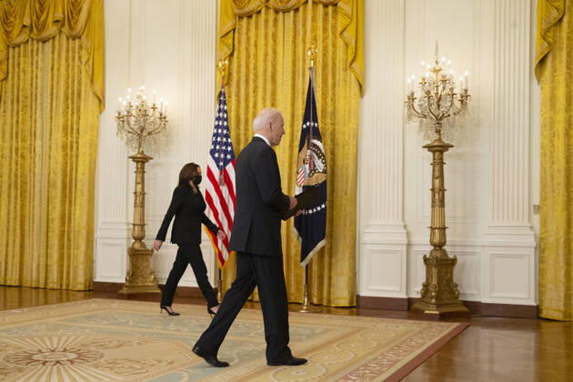 March 18, 2021, Washington, District of Columbia, USA: US President Joe Biden departs with US Vice President Kamala Harris (Back) after delivering remarks on the state of COVID-19 vaccinations, in the East Room of the White House in Washington, DC, USA, 18 March 2021. The United States has surpassed 100 million COVID-19 vaccine doses administered Washington USA - ZUMAs152 20210318_zaa_s152_215 Copyright: xMichaelxReynoldsx-xPoolxViaxCnpx