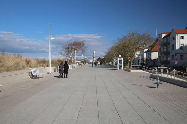 View on Thursday 18 03 2021 in Warnemünde on the local beach promenade At present are, conditioned by the Corona - Pandemie, in the Baltic Sea bath only few excursionists between the Teepott and the hotel Neptun on the way Whether that will change to Easter is so far completely unclear A decision could fall on Monday