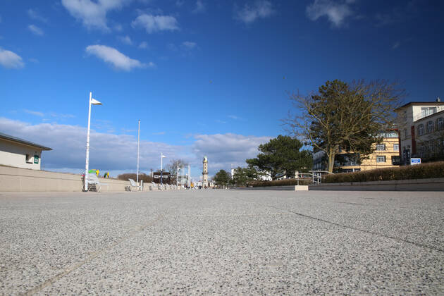 View on Thursday 18 03 2021 in Warnemünde on the local beach promenade At present are, conditioned by the Corona - Pandemie, in the Baltic Sea bath only few excursionists between the Teepott and the hotel Neptun on the way Whether that will change to Easter is so far completely unclear A decision could fall on Monday