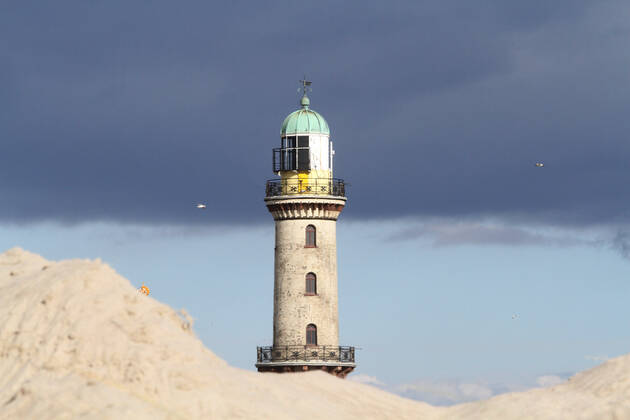 View on Thursday 18 03 2021 in Warnemünde on the old lighthouse Currently, due to the Corona pandemic, in the Baltic resort only a few excursionists between the Teepott and the Hotel Neptun on the road Whether this will change at Easter is so far completely unclear A decision could fall on Monday 22 03 2021 at the F