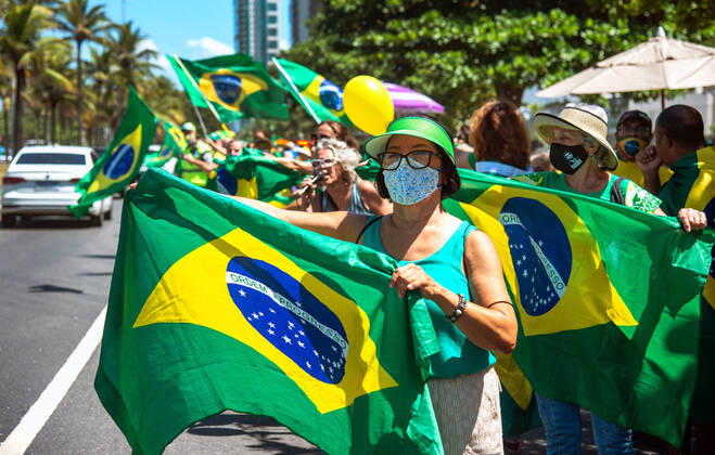 Brazilian President Anniversary RIO DE JANEIRO, BRAZIL, MAR 21: Supporters of Brazilian President Jair Bolsonaro make a demonstration in front of the condominium of his residence in Barra da Tijuca in Rio, to celebrate the 66th anniversary on March 21, 2021. ( Photo by Chico Ferreira Penta Press ) Rio de Janeiro Brazil 6398_235532 Copyright: xChicoxFerreira PentaxPressx