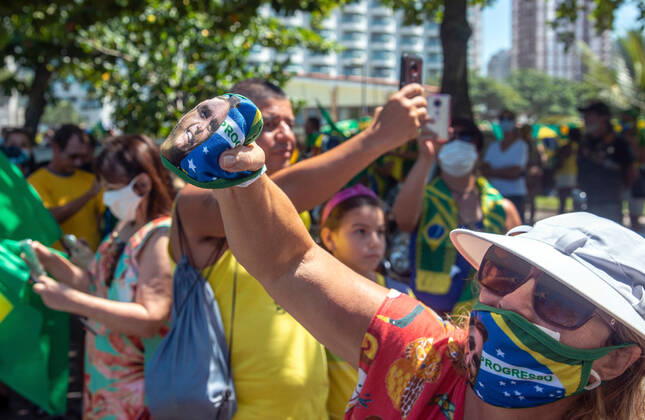 Brazilian President Anniversary RIO DE JANEIRO, BRAZIL, MAR 21: Supporters of Brazilian President Jair Bolsonaro make a demonstration in front of the condominium of his residence in Barra da Tijuca in Rio, to celebrate the 66th anniversary on March 21, 2021. ( Photo by Chico Ferreira Penta Press ) Rio de Janeiro Brazil 6398_235534 Copyright: xChicoxFerreira PentaxPressx