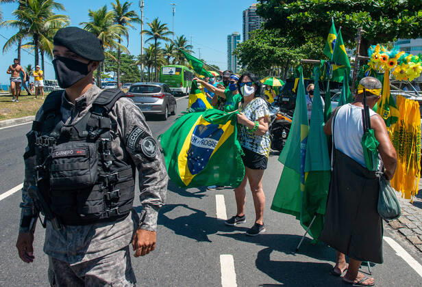Brazilian President Anniversary RIO DE JANEIRO, BRAZIL, MAR 21: Supporters of Brazilian President Jair Bolsonaro make a demonstration in front of the condominium of his residence in Barra da Tijuca in Rio, to celebrate the 66th anniversary on March 21, 2021. ( Photo by Chico Ferreira Penta Press ) Rio de Janeiro Brazil 6398_235536 Copyright: xChicoxFerreira PentaxPressx