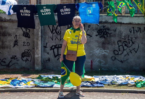 Brazilian President Anniversary RIO DE JANEIRO, BRAZIL, MAR 21: Supporters of Brazilian President Jair Bolsonaro make a demonstration in front of the condominium of his residence in Barra da Tijuca in Rio, to celebrate the 66th anniversary on March 21, 2021. ( Photo by Chico Ferreira Penta Press ) Rio de Janeiro Brazil 6398_235537 Copyright: xChicoxFerreira PentaxPressx