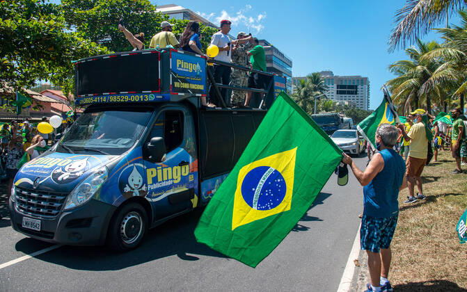 Brazilian President Anniversary RIO DE JANEIRO, BRAZIL, MAR 21: Supporters of Brazilian President Jair Bolsonaro make a demonstration in front of the condominium of his residence in Barra da Tijuca in Rio, to celebrate the 66th anniversary on March 21, 2021. ( Photo by Chico Ferreira Penta Press ) Rio de Janeiro Brazil 6398_235538 Copyright: xChicoxFerreira PentaxPressx