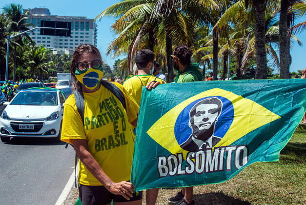 Brazilian President Anniversary RIO DE JANEIRO, BRAZIL, MAR 21: Supporters of Brazilian President Jair Bolsonaro make a demonstration in front of the condominium of his residence in Barra da Tijuca in Rio, to celebrate the 66th anniversary on March 21, 2021. ( Photo by Chico Ferreira Penta Press ) Rio de Janeiro Brazil 6398_235539 Copyright: xChicoxFerreira PentaxPressx
